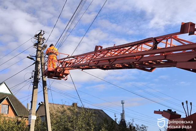 На вулиці Каховській за заявками городян оновлюють зовнішнє освітлення