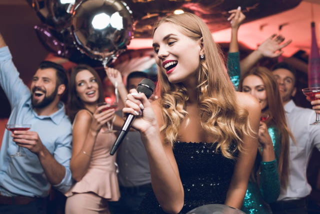 У караоке-барі в Дніпрі грали російськомовні треки: чи є покарання за російську музику та хто несе відповідальність