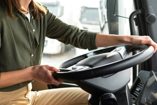 Женщины за рулем автобусов в Днепре ломают стереотипы о «мужских» профессиях