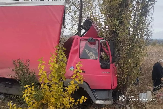 На Днепропетровщине спасатели деблокировали двух человек из поврежденных в результате ДТП автомобилей