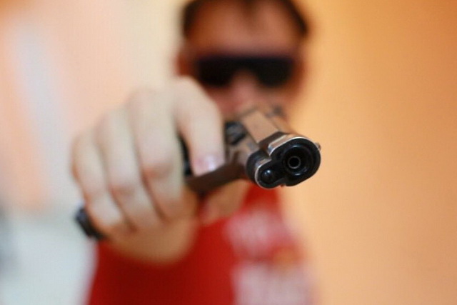 Слідчі Дніпра повідомили про підозру чоловіку, який збував вогнепальну зброю через соцмережі