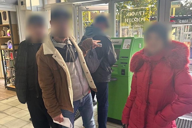 В Днепре задержали мужчину, который рассчитывался найденной карточкой