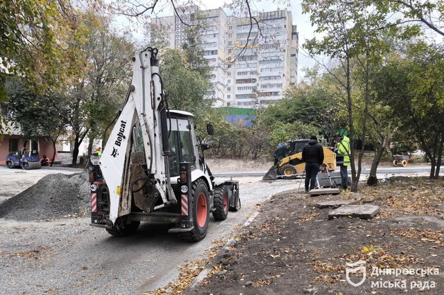 В Днепре по заявкам горожан ремонтируют внутриквартальные дороги