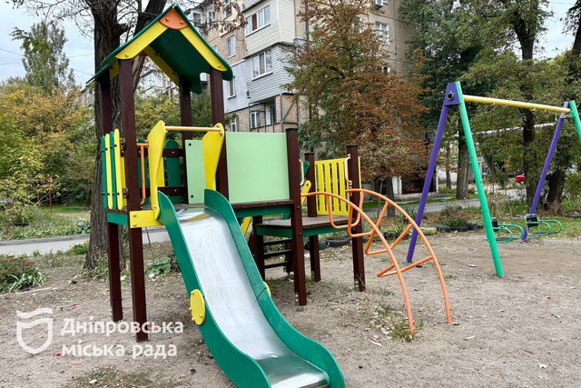 На лівобережжі Дніпра відновили два дитячі майданчики