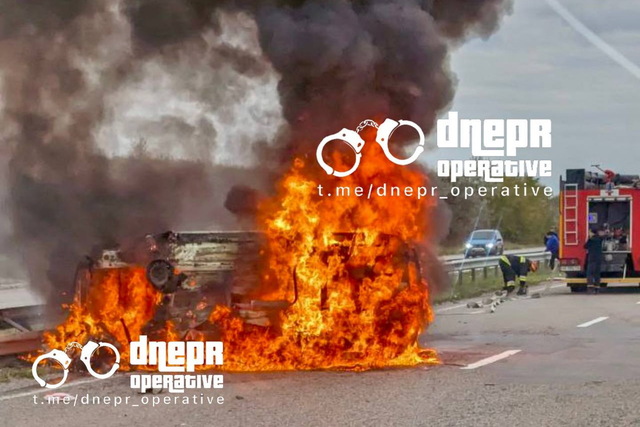 На трассе в Днепровском районе Skoda врезалась в отбойник, перевернулась и загорелась: есть пострадавшая