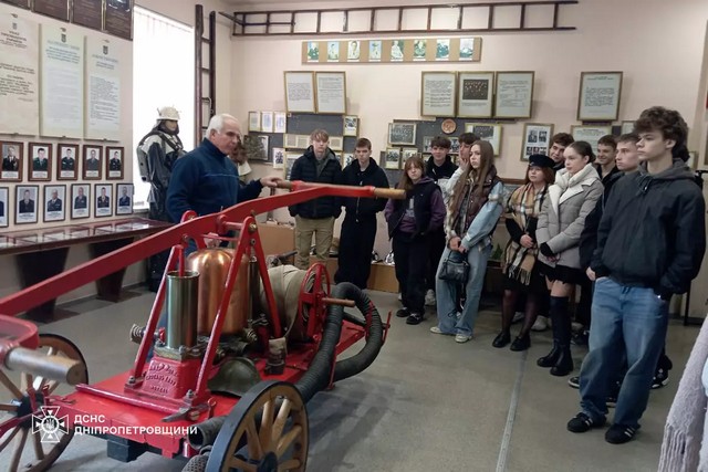У Дніпрі музей пожежно-рятувальної служби Дніпропетровщини відкрив дітям героїчні сторінки служби