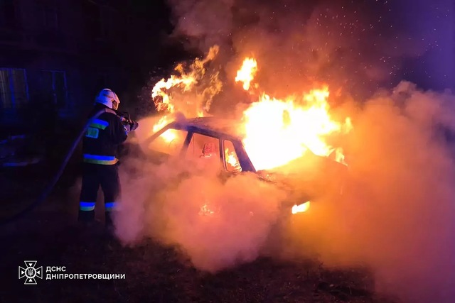 У Дніпрі вогнеборці загасили палаючий автомобіль