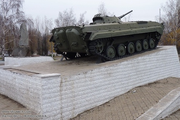 На Дніпропетровщині пам'ятник-БМП передадуть військовим