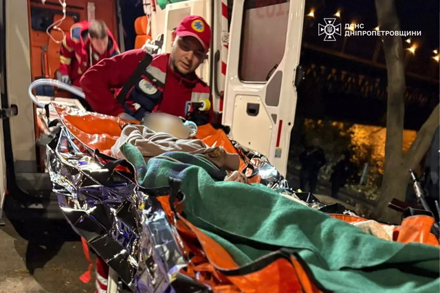 В Днепре спасли несовершенолетнюю девушку, прыгнувшую с моста в реку