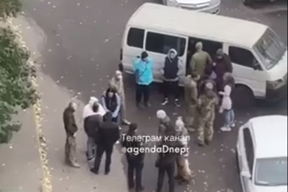 На улице Новокрымской между днепрянами и военными ТЦК произошел конфликт