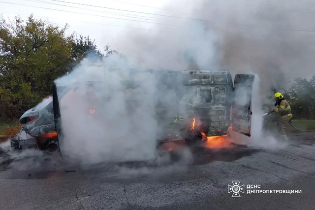 В Днепровском районе на ходу вспыхнул микроавтобус