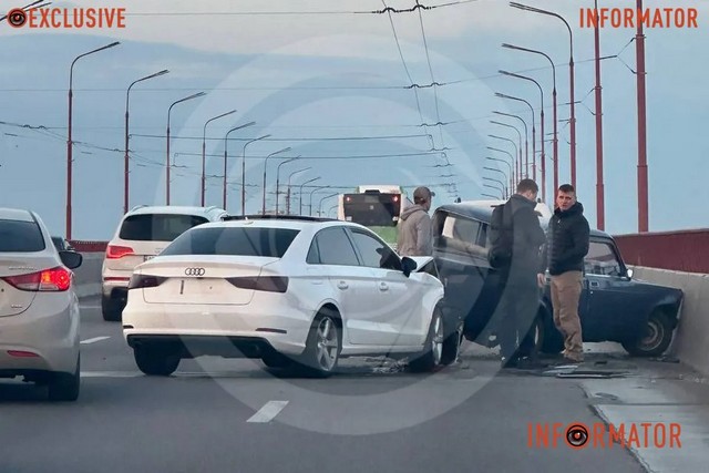 У Дніпрі на Новому мосту Audi врізалася у ВАЗ, той відлетів у відбійник