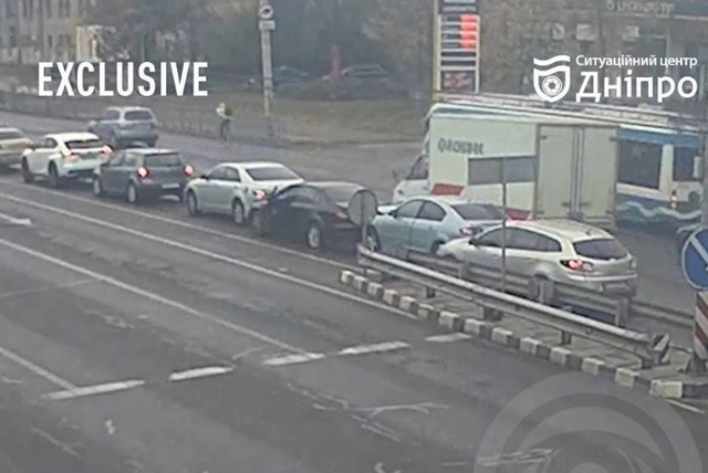 В Днепре на Слобожанском проспекте столкнулись 4 авто, образовалась пробка: видео момента