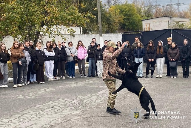 В Днепре студенты познакомились с работой полицейских-кинологов и их четырехлапых помощников