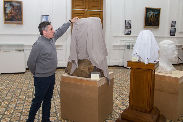 В историческом музее Днепра открыли выставку скульптурных портретов Яворницкого