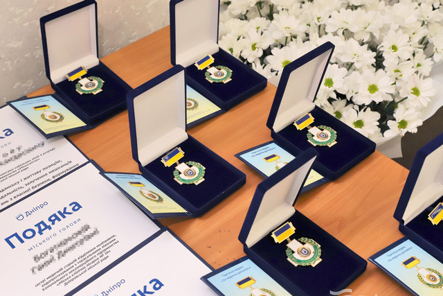 В Днепре на сессии горсовета традиционно вручили награды медработникам и коммунальщикам