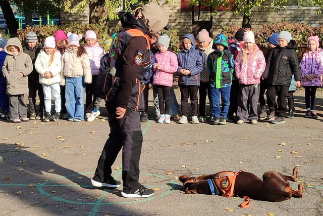 Кінологи загону «Антарес» показали особливості своєї роботи школярам Дніпра