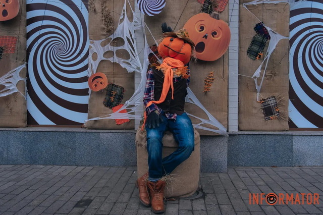 В Днепре на Глобы супермаркет превратили в фотозону к Хэллоуину