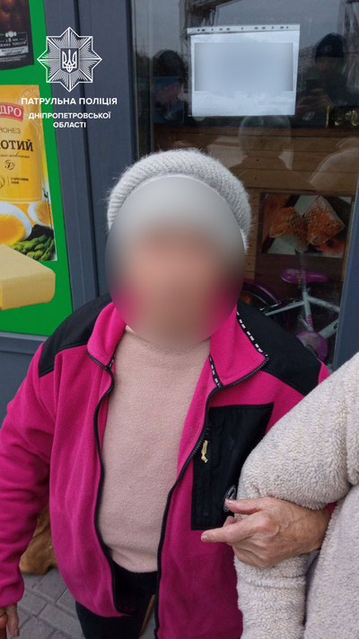 В Днепре патрульные помогли потерявшейся женщине почтенного возраста вернуться домой