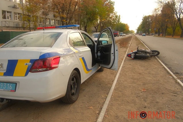 В Днепре на проспекте Богдана Хмельницкого столкнулись Subaru и мотоциклист: есть пострадавшие, стоит трамвай № 12