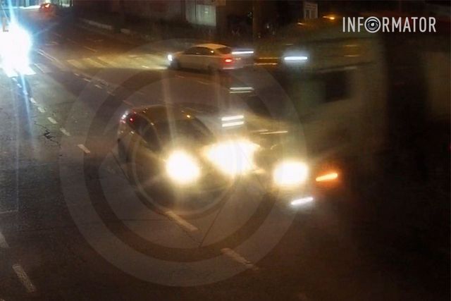 У Дніпрі на Березинській фура влетіла у легковик: відео моменту