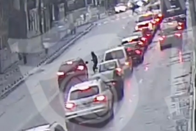 У Дніпрі біля Мост-сіті пішохід потрапив під колеса авто