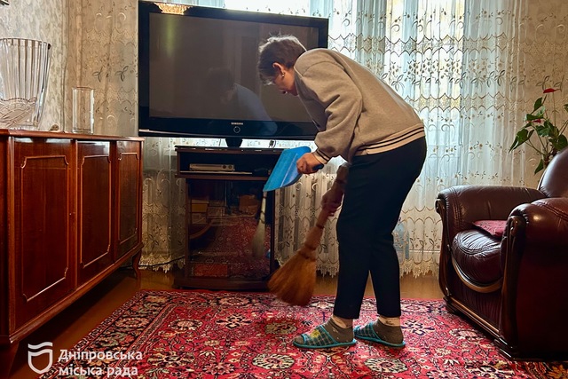 Доставляють обіди, ліки та допомагають по господарству. Соціальні робітники Дніпра щодня допомагають людям похилого віку