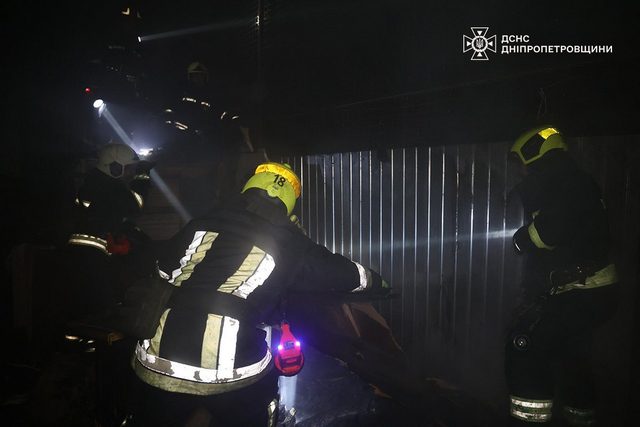 В Днепровском районе спасатели ликвидировали масштабный пожар в складском сооружении