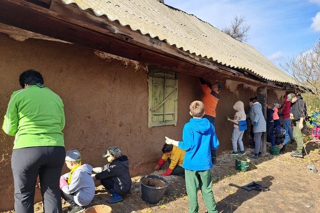 Пластуни Дніпра рятували 200-річну хату