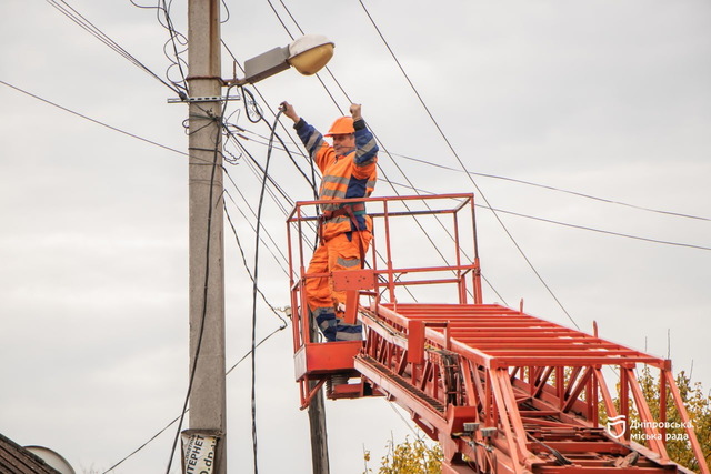 Мешканці звернулися — мерія відреагувала: у Дніпрі на вулиці Українських воїнів оновлюють освітлення