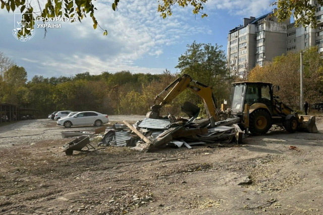 В Днепре демонтировали незаконную стоянку и вернули землю громаде