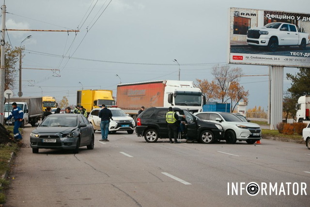 В Днепре на Набережной Заводской Kia столкнулась с Honda и влетела в Mitsubishi: движение затруднено