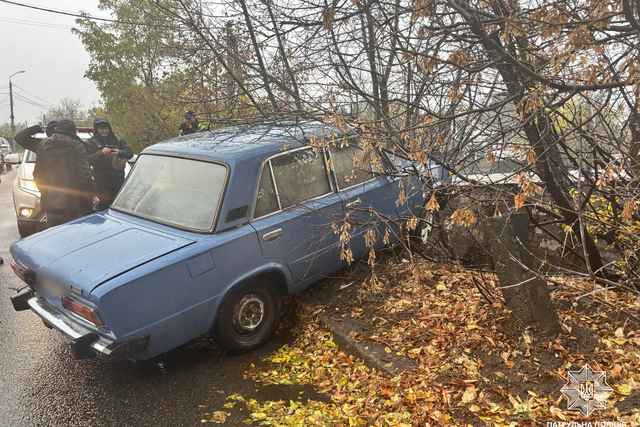 В Днепре водитель, лишенный права вождения, в состоянии опьянения, на скорости врезался в дерево