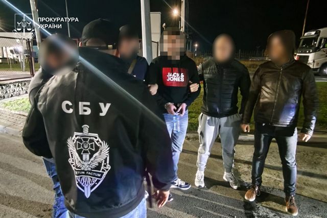З Німеччини в Україну екстрадовано підозрюваного – учасника ОЗГ, який виготовляв та збував наркотики на території Дніпра