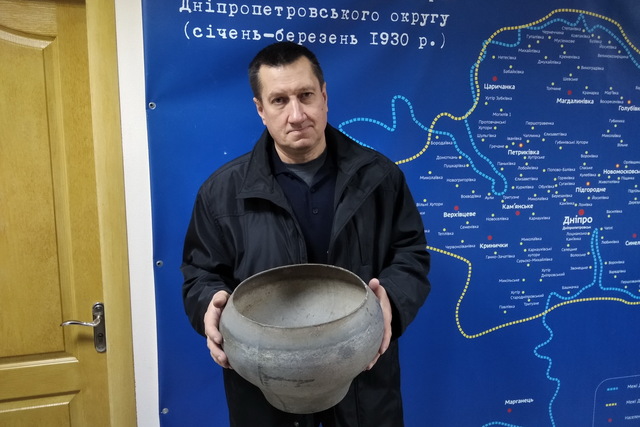 Музейщикам Днепра подарили самогонный аппарат