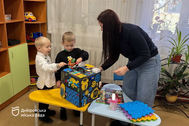 Логопеди та психологи у Дніпрі безкоштовно допомагають сім’ям у складних життєвих обставинах