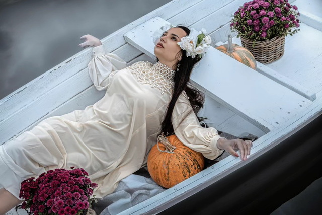 Днепровская актриса подарила яркую фотосессию к Хэллоуину