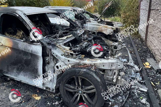 В Індустріальному районі Дніпра посеред ночі спалахнули два авто