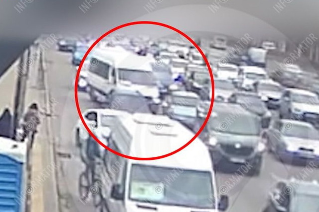 У Дніпрі на Слобожанському проспекті мікроавтобус в'їхав у Daewoo (відео моменту)