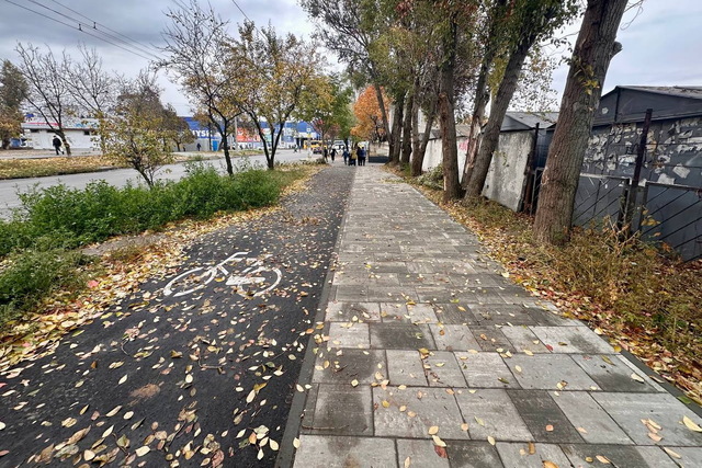 На Міхновського зʼявилася велодоріжка та новий тротуар