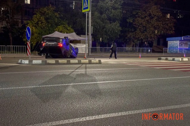 В Днепре на проспекте Героев Fiat задел отбойник и перевернулся на крышу: момент ДТП