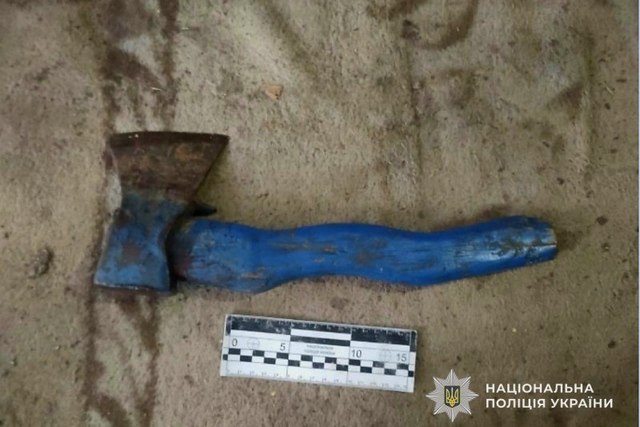 На Днепропетровщине женщина несколько раз ударила сожителя по голове топором: мужчина скончался