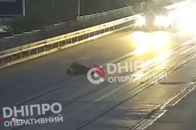 В Днепре на Амурском мосту автомобиль сбил женщину