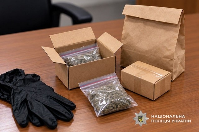 В Днепре полицейские изъяли почти 300 граммов каннабиса: женщине сообщили о подозрении