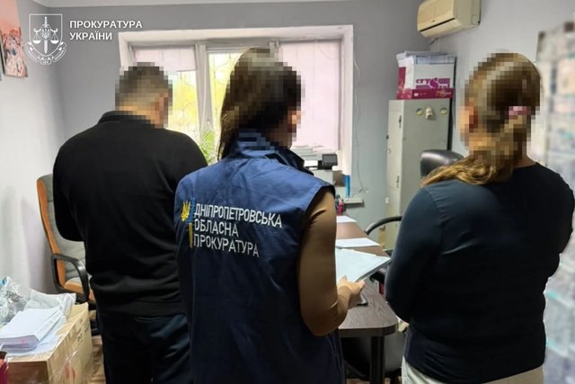 Получил почти 1,2 млн грн зарплаты, находясь за границей: подозреваются экс-директор и главная бухгалтер КП Днепровского горсовета