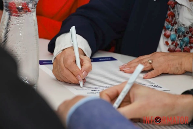 Как в Днепре 27 октября прошел национальный диктант единства, который начитывали Дарья Астафьева и Артур Пройдаков
