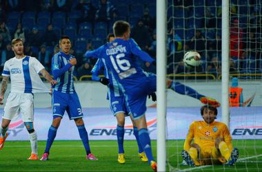 Сидорчук выносит мяч с линии ворот. Фото ФК «Динамо» громит «Днепр» и выходит в лидеры чемпионата Украины по футболу