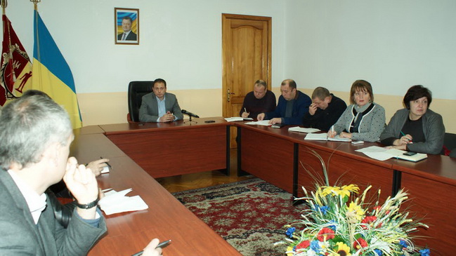 У Кам'янському обговорили хід прибирання міста від опалого листя