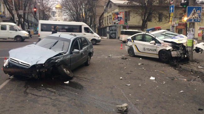 ДТП с патрульными в Днепре: полицейские попали в больницу