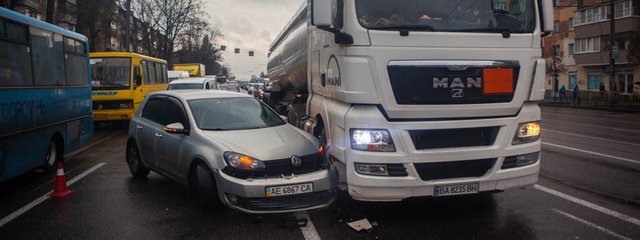 ДТП с бензовозом остановило сотни машин на Слобожанском проспекте